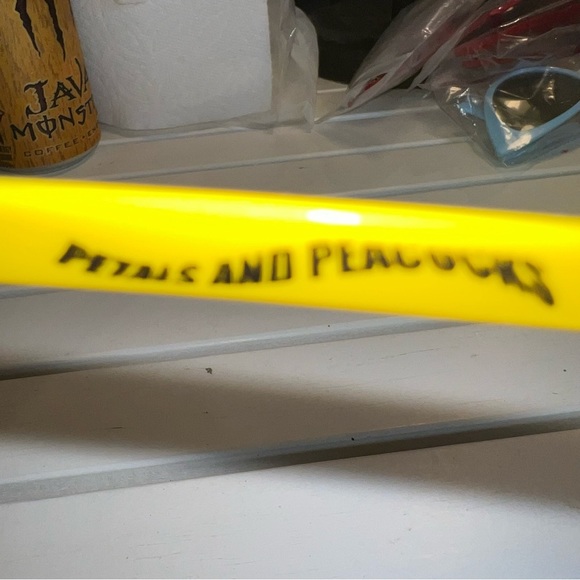 PETALS AND PEACOCKS Meow Meow Cat Eyes Yellow Sunglasses UV 400 Protection Retro - Picture 4 of 6